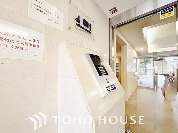 集合住宅のエントランスには住戸内部と通話できるモニター付きのインターホンが設置されています。