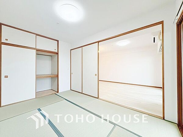 寛ぎの和空間は客間としての使い方は勿論、赤ちゃんや小さなお子様を遊ばせるスペースとしても重宝する和室。