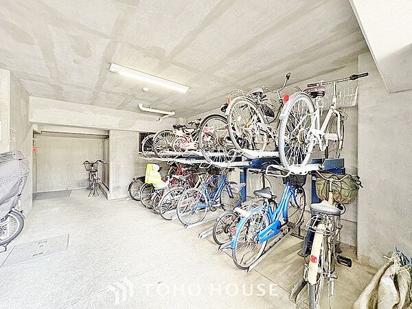広さがしっかり確保された敷地内駐輪場。かさ張る自転車も安心して停めることができます。