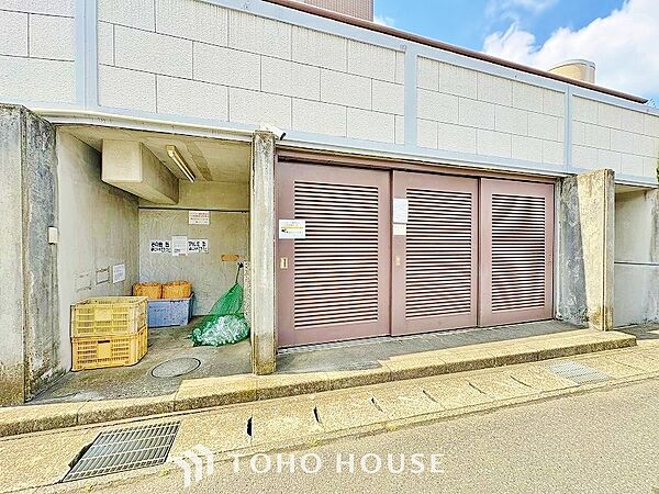 敷地内にある為、ごみ出しが短時間で済みます。外部の人にごみを見られることもないので防犯面も安心です。