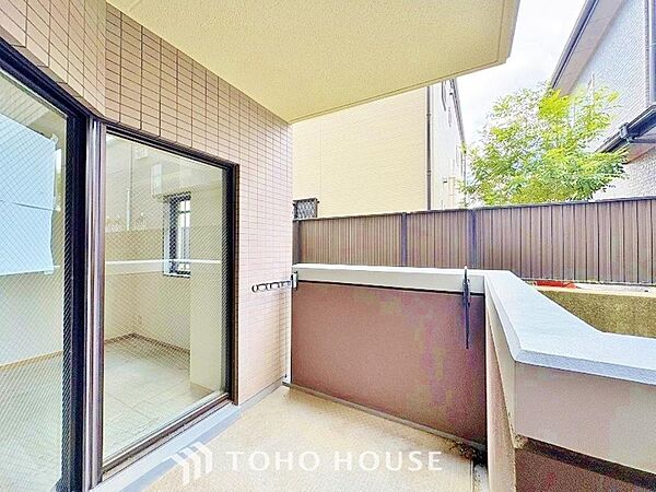 暖かい陽ざしが差込むバルコニーは、晴れた日には、洗濯物が良く乾きます。また、風通しも良好です。