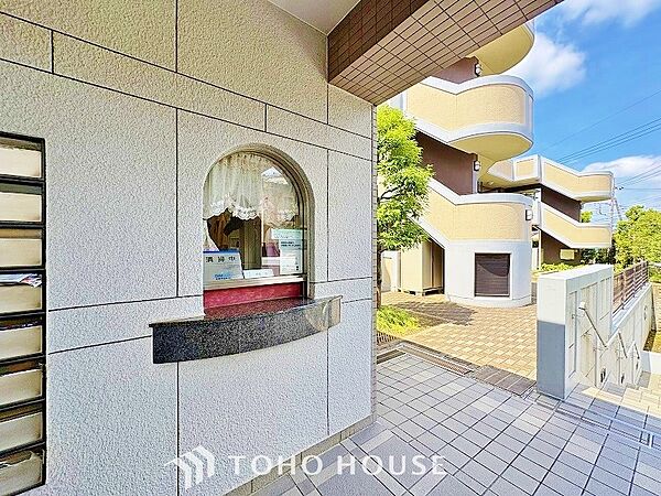 マンション内の受付は管理人が待機したり、マンションの関係書類や清掃道具を保管したりします。