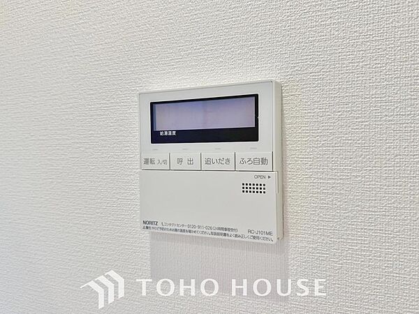 お風呂場と台所に操作リモコンがあり、キッチン近くにある給湯リモコンは、お料理の最中でもリビングで寛いでいるなかでもボタン一つで簡単に沸かせて便利ですね。
