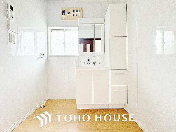 手で洗いたい大切な服など、広く使えると助かる洗面台は汚れの付きにくい形状と素材で造られております。