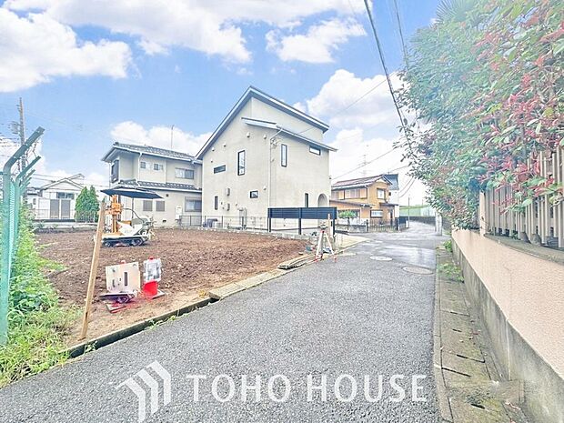 街並みの風景に包み込まれながら、瀟洒な印象も湛えて佇む邸宅を建築いたします。
