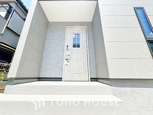 毎日みんなを見送り、そして迎え入れる場所だから。帰りたくなる家をテーマに設計した、自慢の玄関です。