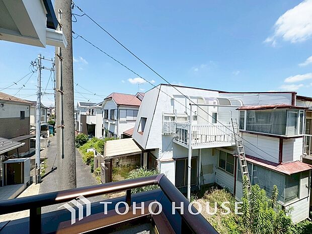 頬をなでる優しい風を感じることが出来るバルコニー。つい深呼吸をしたくなる気持ちの良い眺望です。