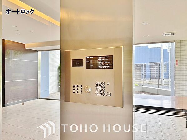 集合住宅のエントランスには住戸内部と通話できるモニター付きのインターホンが設置されています。