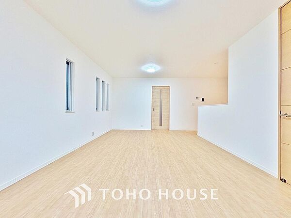 光が注がれる青い空から鮮やかに赤色にゆっくりと染まる。そんな優しい時間がここでは流れてゆく。