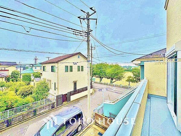 星空が地上に映りこむかのような夜景のきらめきまで、この街ならではの美しい風景の物語が室内に展開。