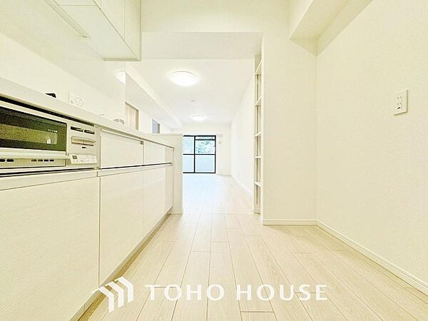 夫婦そろってキッチンに立っても調理がしやすく余裕の広さ。家事をしながら会話も弾みます。