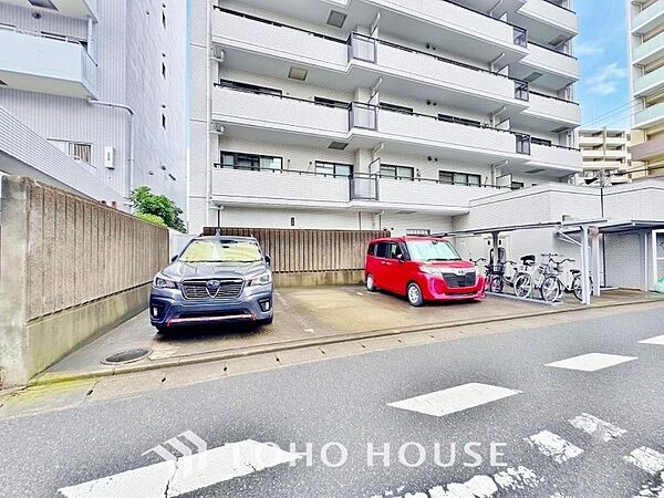 近隣の駐車場まで歩く必要がなく、子どもや高齢者がいる世帯は駐車場から自宅までの距離が短い方が便利です