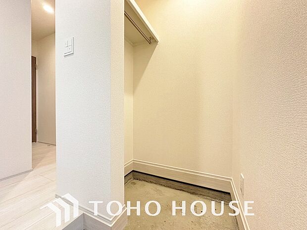 土足のまま入れるので、ゴルフバックなどがそのまま収納可能。散らかりがちな玄関をすっきりと保てます。