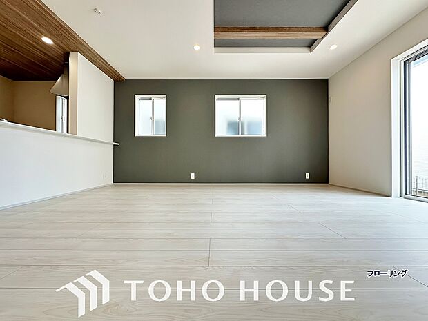 床をフローリングにすることで、お洒落かつ木目の温かみを感じる落ち着いた空間へと仕上げる事ができます。