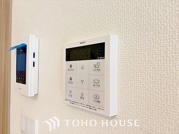 浴室とリビングに操作リモコンが設置され、給湯リモコンは家事の最中でもボタン一つで簡単に沸かせます。