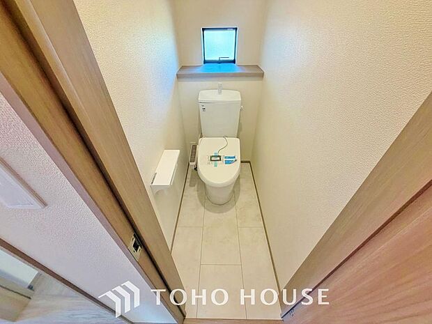 「清潔感のあるトイレ」シンプルに清潔感のあるホワイト色。実用性も兼ね備えた造り。いつも清潔な空間であって頂けるよう配慮しました。