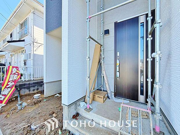 家の顔となる玄関は、格調高いデザイン性が求められます。玄関は、高級感と断熱性、防犯性に優れた玄関ドアを標準装備。デザイン性だけではなく、ピッキング対策に優れたセキュリティサムターン等、防犯対策を考慮。