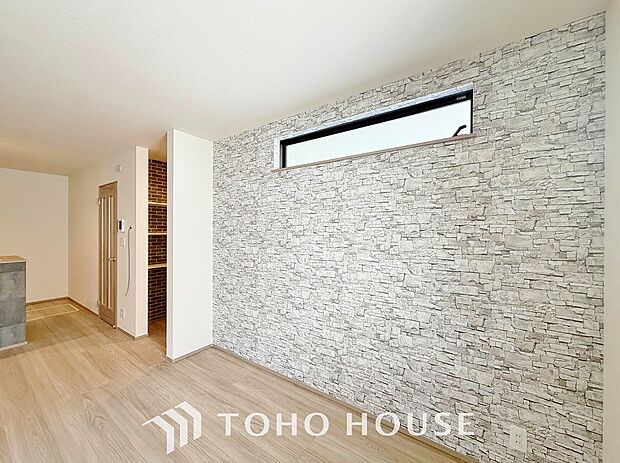 お部屋のクロス(壁紙)の一部に違う色や柄のクロスを取り入れ、白一色で単調になりがちなお部屋の雰囲気をガラリと変えることができます。
