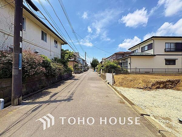 街並みの風景に包み込まれながら、瀟洒な印象も湛えて佇みます。