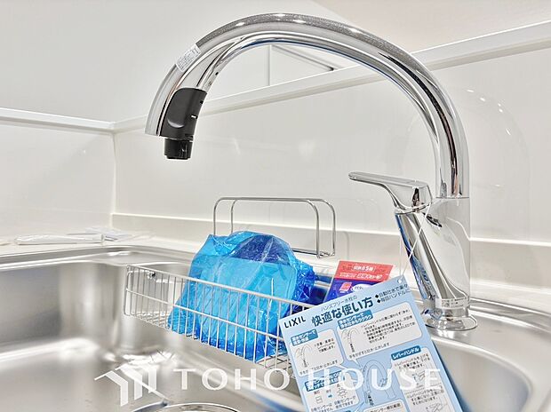 蛇口のハンドルやレバーに触れる必要がないため、水栓が汚れず、清潔に保つことができます。