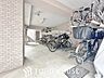 設備：広さがしっかり確保された敷地内駐輪場。かさ張る自転車も安心して停めることができます。