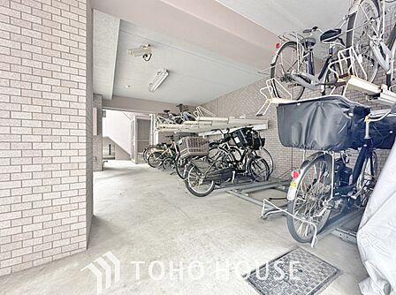 広さがしっかり確保された敷地内駐輪場。かさ張る自転車も安心して停めることができます。