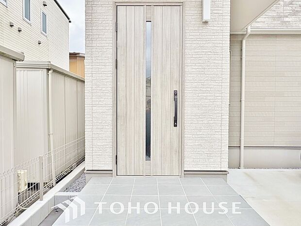 毎日みんなを見送り、そして迎え入れる場所だから。帰りたくなる家をテーマに設計した、自慢の玄関です。