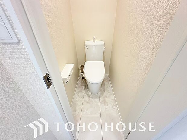 快適な温水洗浄便座付。手洗い一体型のトイレはスペースの節約ができ、ゆったりとした空間が確保できます。