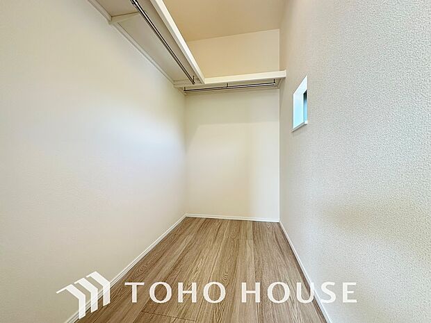 たっぷりと荷物が入るウォークインクローゼット。ぜひ現地で広さを確かめてください。