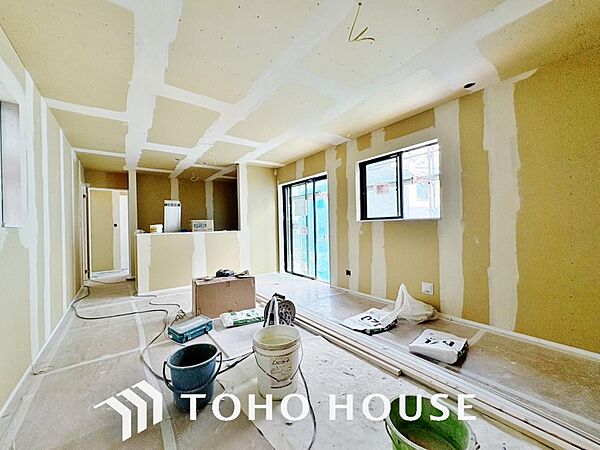 光が注がれる青い空から鮮やかに赤色にゆっくりと染まる。そんな優しい時間がここでは流れてゆく。