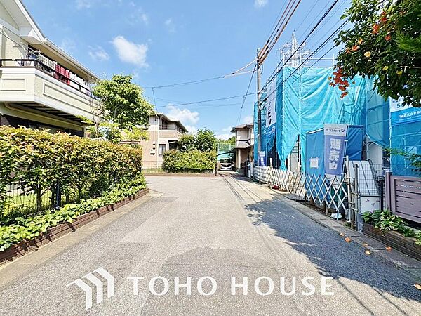 街並みの風景に包み込まれながら、瀟洒な印象も湛えて佇みます。