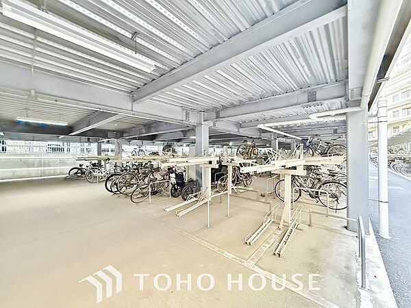 広さがしっかり確保された敷地内駐輪場。かさ張る自転車も安心して停めることができます。
