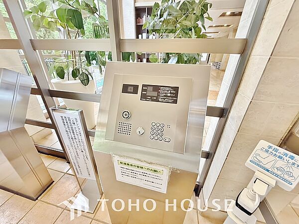 集合住宅のエントランスには住戸内部と通話できるモニター付きのインターホンが設置されています。