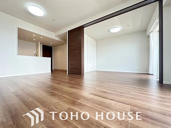 光が注がれる青い空から鮮やかに赤色にゆっくりと染まる。そんな優しい時間がここでは流れてゆく。