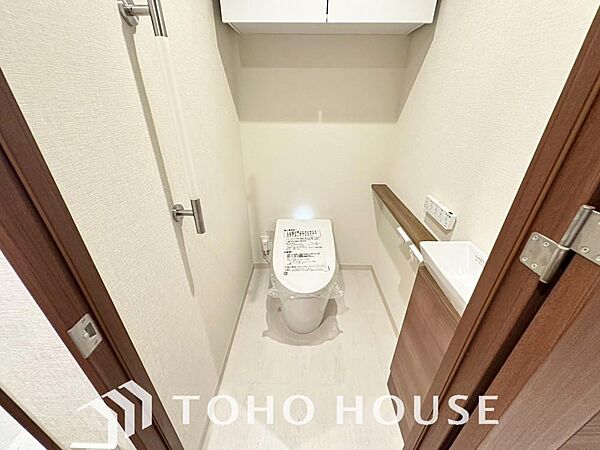 トイレには快適な温水洗浄便座付