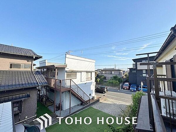 星空が地上に映りこむかのような夜景のきらめきまで、この街ならではの美しい風景の物語が室内に展開。