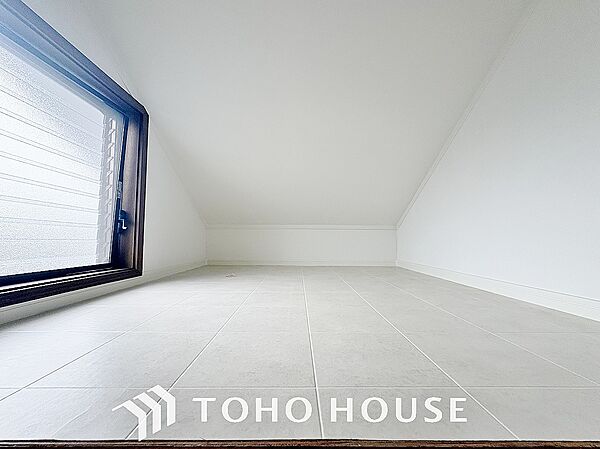 屋根裏収納はあると嬉しい大空間です。季節家電やキャンプ用品などを収納するのに非常に助かります。
