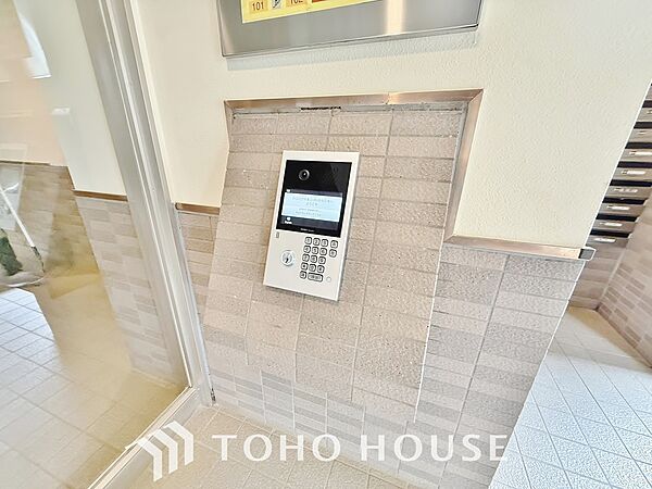 集合住宅のエントランスには住戸内部と通話できるモニター付きのインターホンが設置されています。