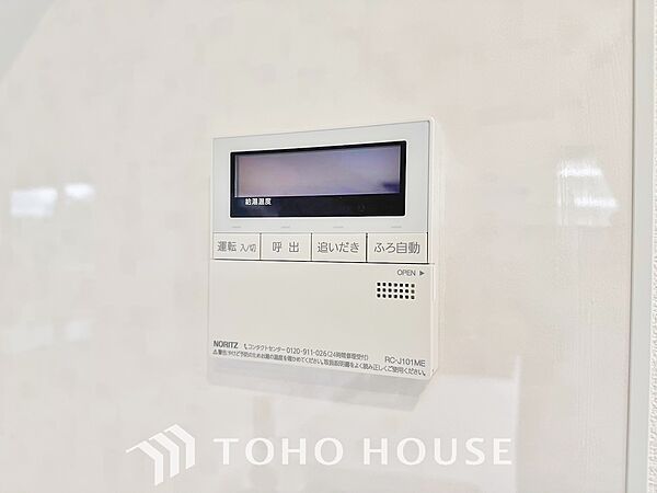 お風呂場と台所に操作リモコンが設置され、給湯リモコンは家事の最中でもボタン一つで簡単に沸かせます。