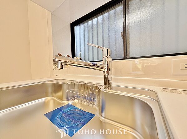 ワンタッチで浄水と原水と切り替えできる、見た目にもスマートな浄水器一体型の水栓。