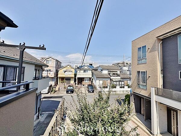 星空が地上に映りこむかのような夜景のきらめきまで、この街ならではの美しい風景の物語が室内に展開。