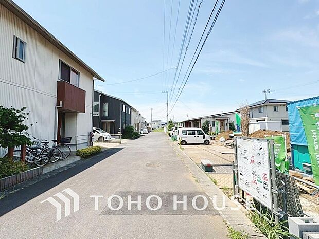 周辺環境とのコラボレーションにより明るく開放的な空間を演出しております。