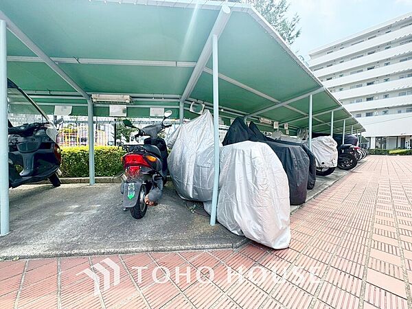 敷地内にバイク置き場があることで、防犯対策にもなりますね。