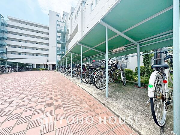 広さがしっかり確保された敷地内駐輪場。かさ張る自転車も安心して停めることができます。