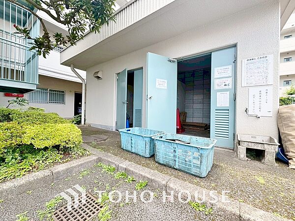 敷地内にある為、ごみ出しが短時間で済みます。外部の人にごみを見られることもないので防犯面も安心です。