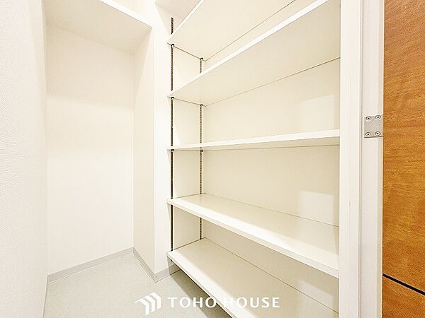 土足のまま入れるので、ゴルフバックなどがそのまま収納可能。散らかりがちな玄関をすっきりと保てます。
