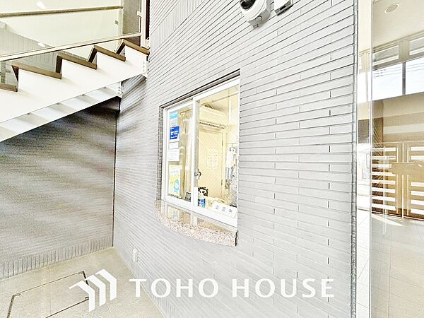 マンション内の受付は管理人が待機したり、マンションの関係書類や清掃道具を保管したりします。