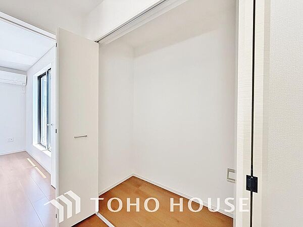 建物内部の収納には拘りました。共有部分に設けた収納。お荷物が多い方にも安心です。