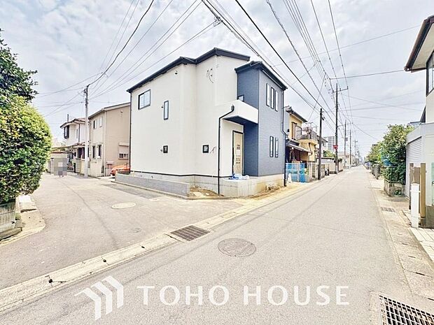周辺に建ち並ぶ邸宅も、それぞれに個性がありながらも全体的に瀟洒な雰囲気を醸し出している邸宅街の一角。