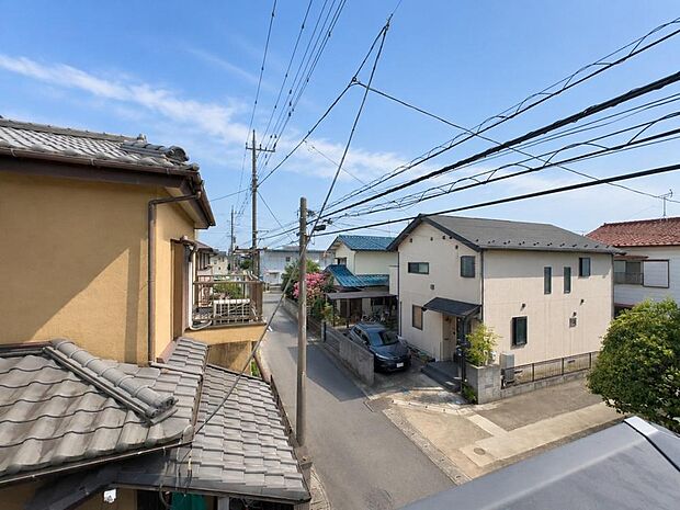 星空が地上に映りこむかのような夜景のきらめきまで、この街ならではの美しい風景の物語が室内に展開。